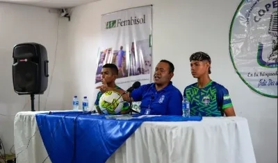 Carlos Alberto Ortiz durante la presentación del Club Deportivo Fembisol.