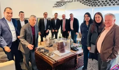 César Gaviria y miembros del Partido Liberal en reunión sobre el tema de Reforma a la Salud.