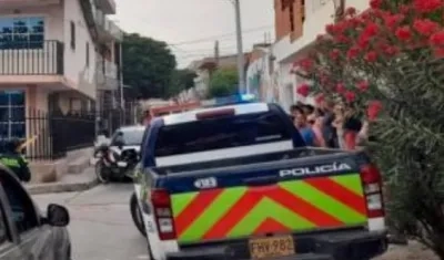 La Policía Metropolitana se hizo presente en la vivienda en la que fueron hallados los dos cuerpos en el barrio Los Calamares