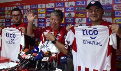Hernán Darío Gómez junto a Juan Mauricio Roldán y Édgar 'Panzer' Carvajal.