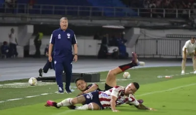 Hernán Darío Gómez vivió el partido contra Santa Fe pegado a la raya.