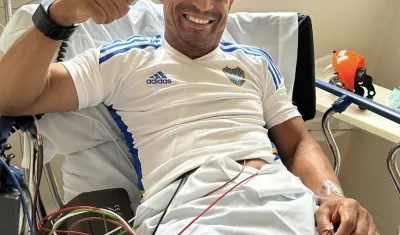 Hugo Ibarra posó sonriente en la habitación donde está internado. 