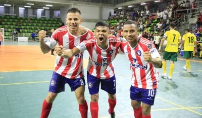 Jugadores del Independiente Barranquilla celebran uno de sus goles ante Barranquilla FC.