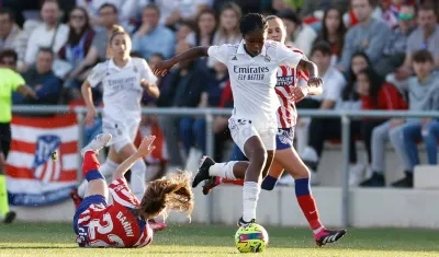 Linda Caicedo deja en el camino a Estefanía Banini durante el derbi madrileño.