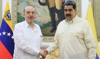 El Presidente Nicolás Maduro estecha la mano al Canciller de Colombia, Álvaro Leyva, en el Palacio de Miraflores.