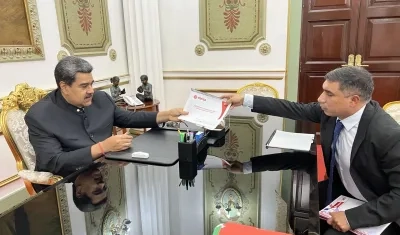 Maduro con el presidente de PDVSA, Pedro Tellechea, a quien designó como nuevo ministro de Petróleo.
