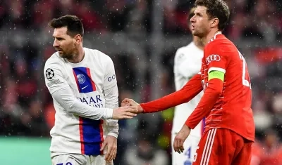 Lionel Messi y Thomas Müller se saludan durante el partido entre el PSG y el Bayern Múnich.  