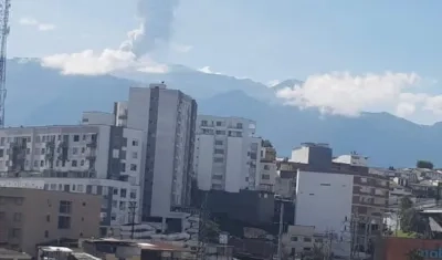 Emisión de cenizas del volcán Nevado del Ruiz.