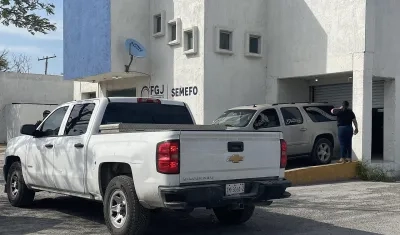 Trabajadores de una funeraria trasladan los cuerpos de dos ciudadanos estadounidenses, al Servicio Médico Forense hoy, en Matamoros (México)