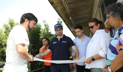 El alcalde Jaime Pumarejo observa los planos de las obras en la IED Jorge Nicolás Abello.