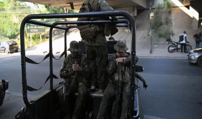 Fuerza pública vigila el complejo de favelas Salgueiro, en el municipio de São Gonçalo. 