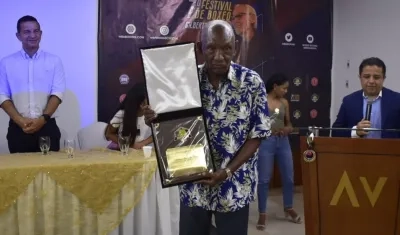 Antonio Cervantes 'Kid Pambelé', con la placa recibida durante su homenaje.