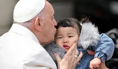 El papa Francisco besa a un niño este miércoles al final de su audiencia general semanal en la Plaza de San Pedro.