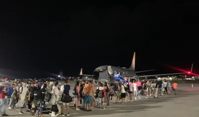 Pasajeros abordando un avión de la Fuerza Aérea Colombiana.