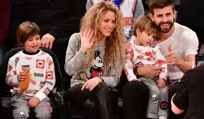 Piqué con Shakira y los dos hijos de la pareja: Milan y Sasha.
