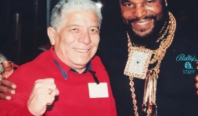 Fabio Poveda Márquez con Mario Baracus, personaje de Los Magníficos.
