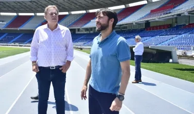 Ramón Jesurun, presidente de la Federación Colombiana de Fútbol, con el alcalde Jaime Pumarejo.
