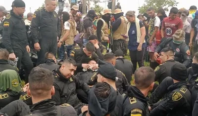 Fueron 76 policías y seis empleados de Emerald Energy los que estuvieron retenidos de manera ilegal por los manifestantes.