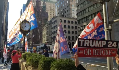 Seguidores del ex presidente Donald Trump se manifiestan frente a la Torre Trump este martes en Nueva York