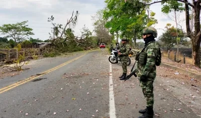 Soldados custodiando las vías en el Bajo Cauca antioqueño.