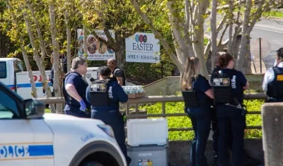 Policías de Nashville custodian las afueras del colegio 'Convenant School' en Nashville 