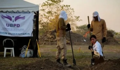 Forenses de la UBPD en las labores de búsqueda en el cementerio alterno de El Copey.