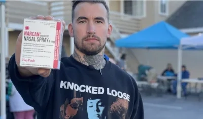 Narcan 4 miligramos (mg) de clorhidrato de naloxona en aerosol nasal tiene venta libre en EE.UU.