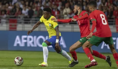 Vinicius Junior avanza ante la presión de dos jugadores marroquíes.