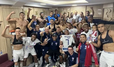 La familia juniorista festejando en el vestuario la victoria sobre el Tolima.