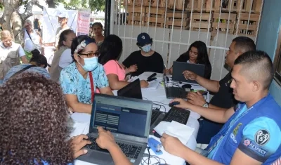 Funcionarios del Sisben atendiendo a ciudadanos en el municipio de Soledad. 