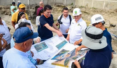 El alcalde Rodolfo Ucrós inspeccionando las obras. 