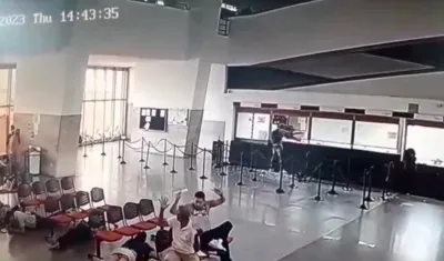 Momento del asalto en la Oficina de Instrumentos Públicos, en Cali. 