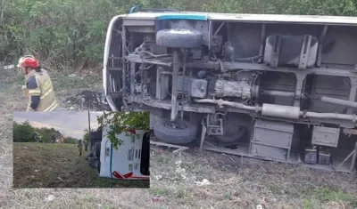 Buseta volcada en la vía La Cordialidad.