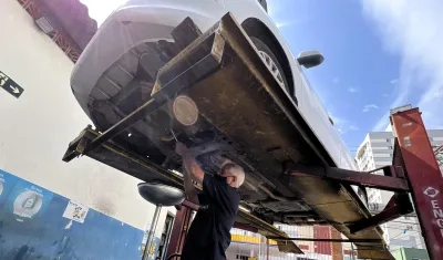 Un mecánico trabaja en un vehículo en Sao Paulo (Brasil), en una fotografía de archivo.