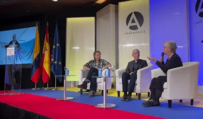 El presidente de la Comisión de la Verdad de Colombia, el sacerdote Francisco de Roux, y la comisionada Lucía González, en el debate sobre el conflicto armado y la paz
