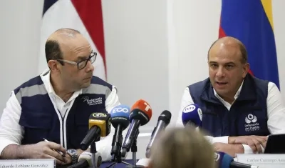 El Defensor del Pueblo de Panamá, Eduardo Leblanc (i), y su homólogo de Colombia, Carlos Camargo.