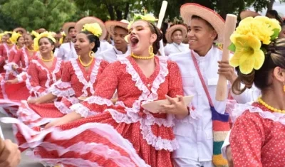 Los niños y jóvenes recorrieron las calles de Valledupar en el Desfile de piloneras infantil y juvenil.