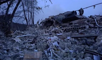 Así quedó el edificio tras el ataque con misil.