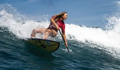 Isabela Gómez, surfista estadounidense que compite por Colombia.