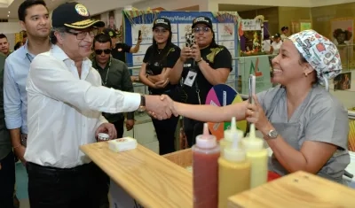 El Presidente Petro saluda a una emprendedora que participa en el Primer Encuentro de Tenderos y Pequeños Comerciantes de la Economía Popular en Valledupar