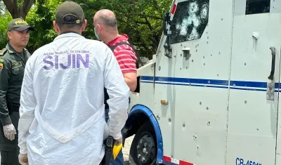 El camión de valores tras ser impactado a bala. 