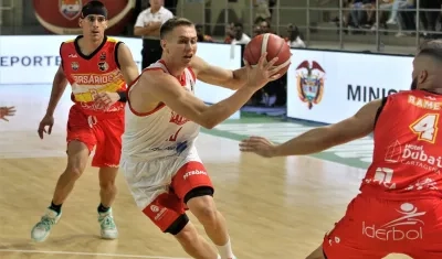 El argentino Nacho Laterza anotó 12 puntos en su debut con Titanes.