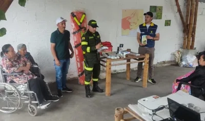 Funcionarios de la UNGRD y la Policía en la zona del Nevado del Ruíz