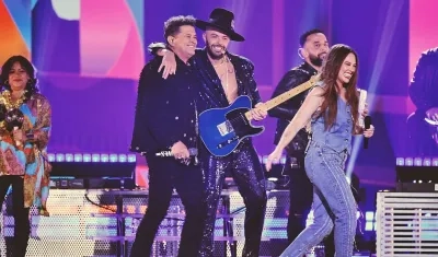 Carlos Vives a ritmo de sus éxitos recibió el Legend Awards.