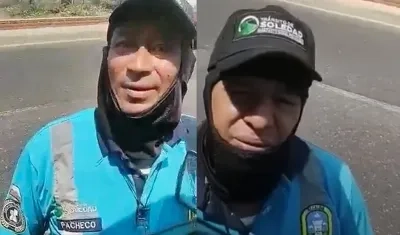 Los dos agentes de tránsito implicados en el hecho. 