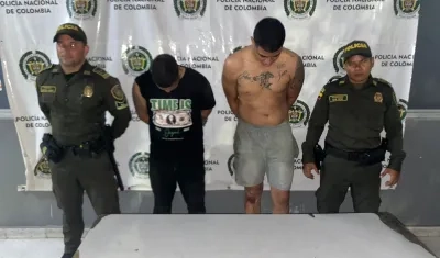 Los dos capturados tras la balacera. 