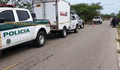 La Policía y el CTI de la Fiscalía en el lugar donde fueron hallados los cuatro cuerpos. 