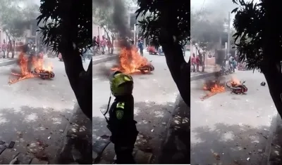 La motocicleta del presunto ladrón fue incendiada por la comunidad. 