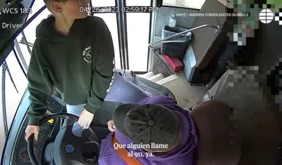 Niño detiene un autobús cuando su conductora pierde el conocimiento.