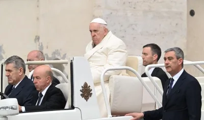 Papa Francisco llegando a presidir la misa del Domingo de Ramos.